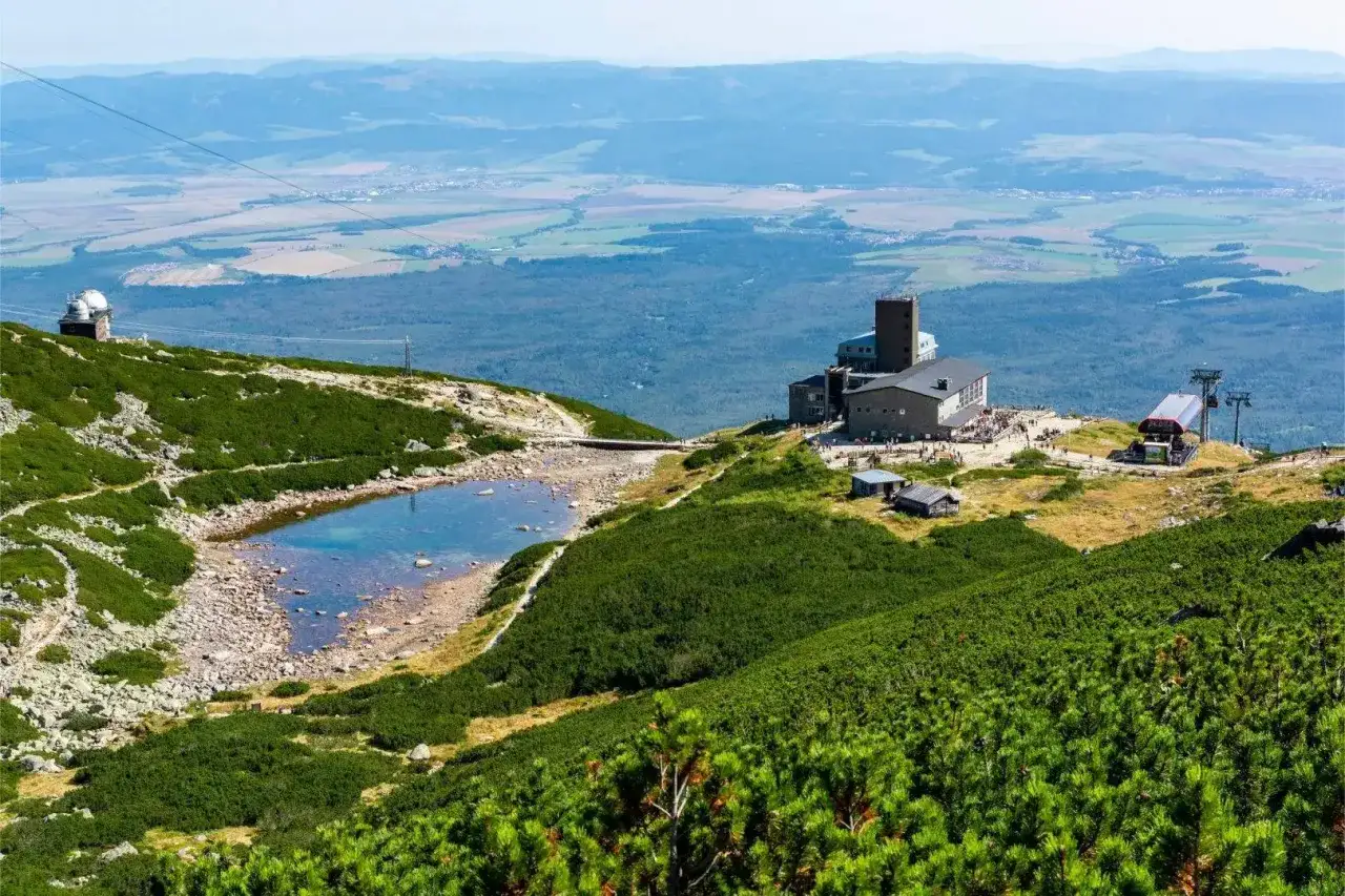 G&oacute;rskie jezioro i budynek z kolejką linową na szczycie, wspaniałe słowacja atrakcje.