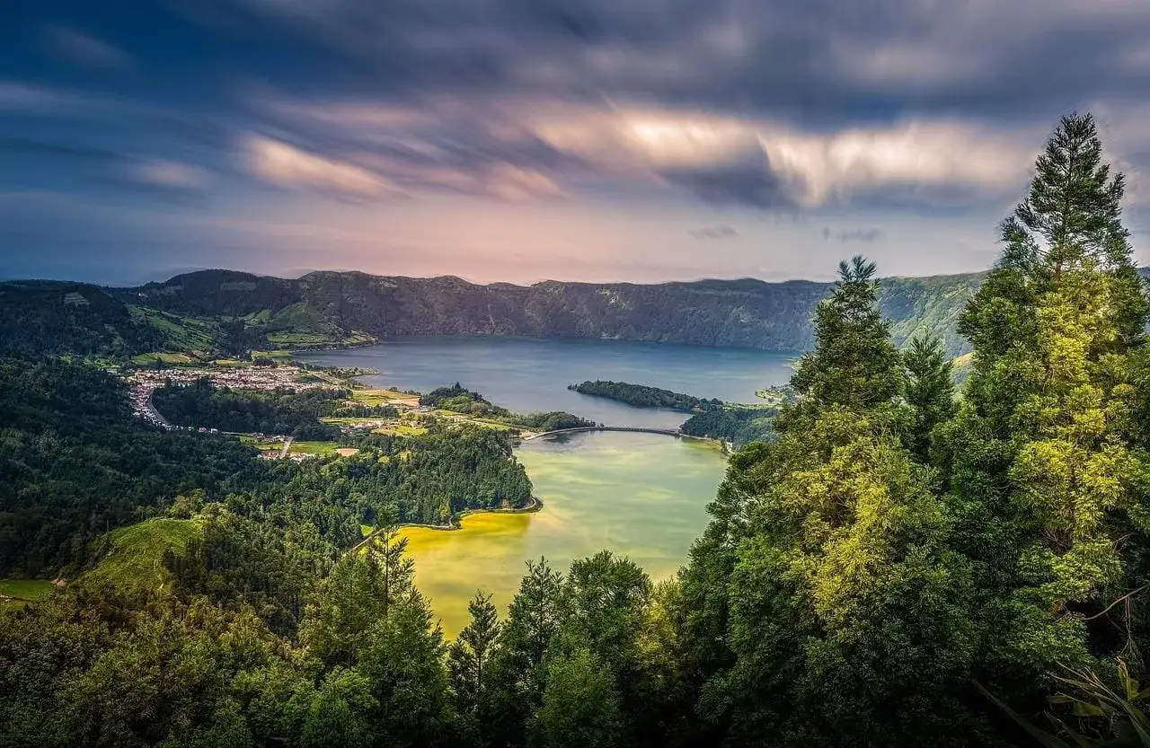 Widok na jezioro Sete Cidades na Azorach. W oddali góry, na pierwszym planie las.