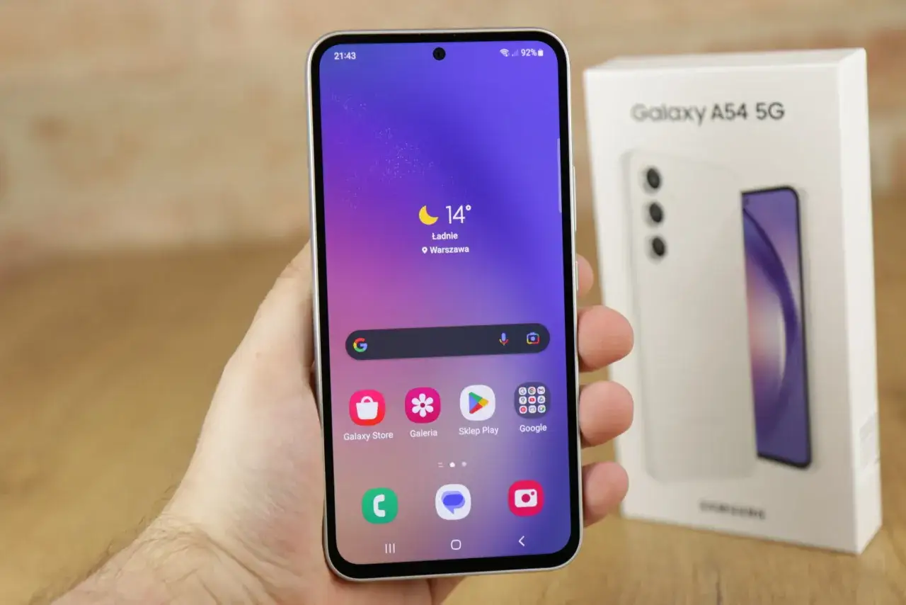 Samsung Galaxy A54 5G na pudełku, idealny do rankingu telefonów do 1500 zł. Wyświetla pogodę i ikonki aplikacji.