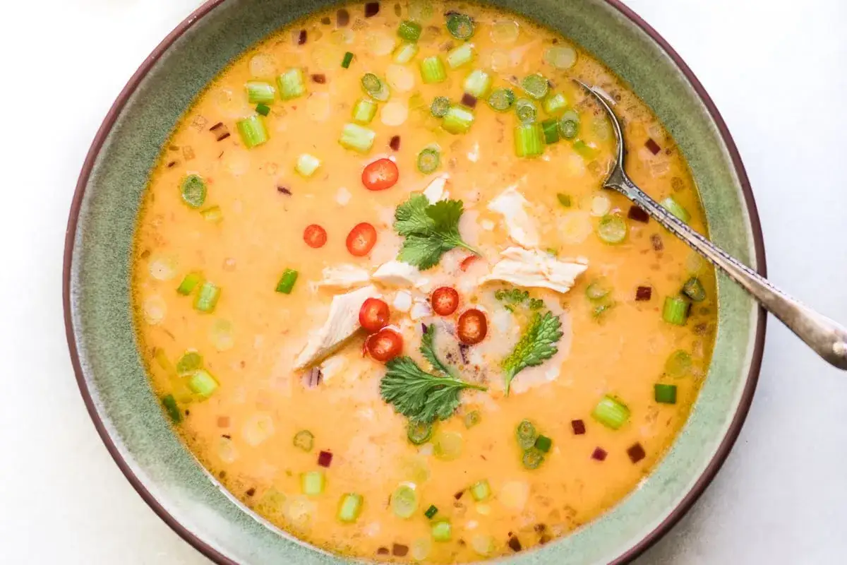 Aksamitna zupa tom kha z kurczakiem, chili i szczypiorkiem. Idealna na chłodne dni, oto prosty przepis!