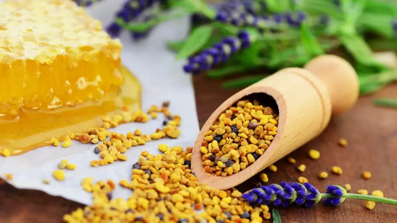 Miele, polline e lavanda, ingredienti naturali noti per i loro benefici. La propoli, un altro dono delle api, è un concentrato di benessere.