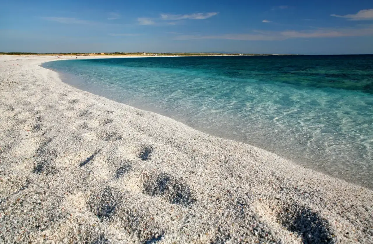 Piękna plaża na Sardynii. Uważaj na drobne kamyczki, kt&oacute;re mogą być gorące w słońcu.