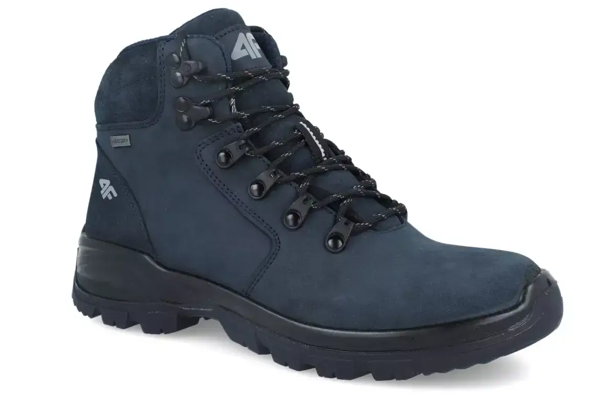 kobieta w górach wygodne buty trekkingowe