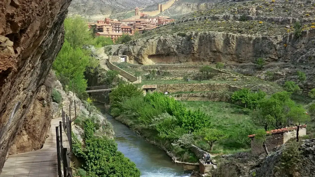 Sendero junto al río que lleva a Albarracín. Descubre el puente colgante y las vistas que ver.