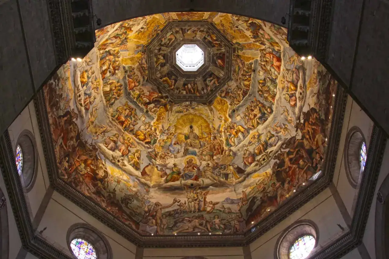 Le **duomo Florence int&eacute;rieur** r&eacute;v&egrave;le une fresque spectaculaire de la coupole, un ciel peupl&eacute; de figures c&eacute;lestes et humaines.