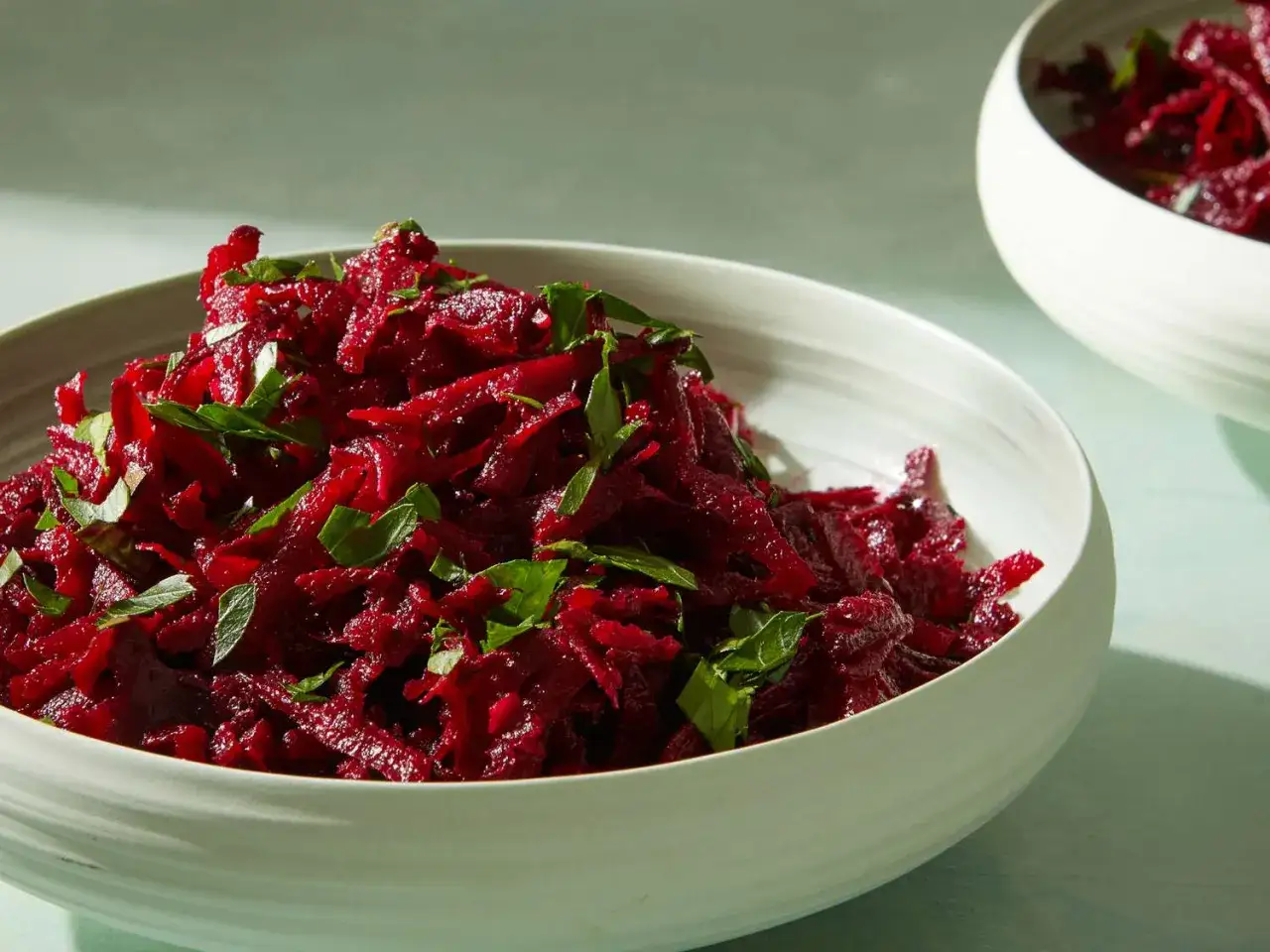 Rote Bete Salat, frisch und gesund, garniert mit Kräutern. Ein Beweis, wie gesund rote Bete ist.
