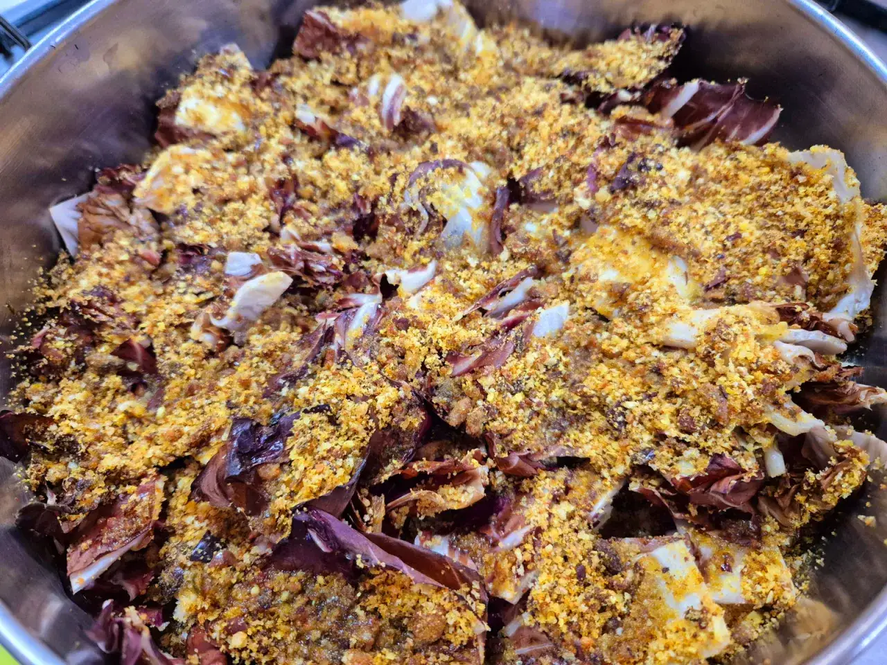 Radicchio al forno, croccante e dorato, pronto per essere gustato.