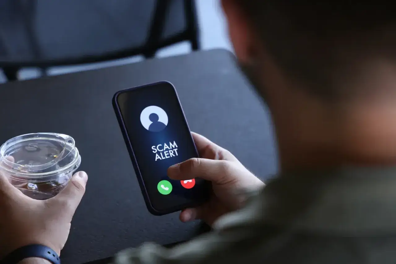 Person h&auml;lt Handy mit 