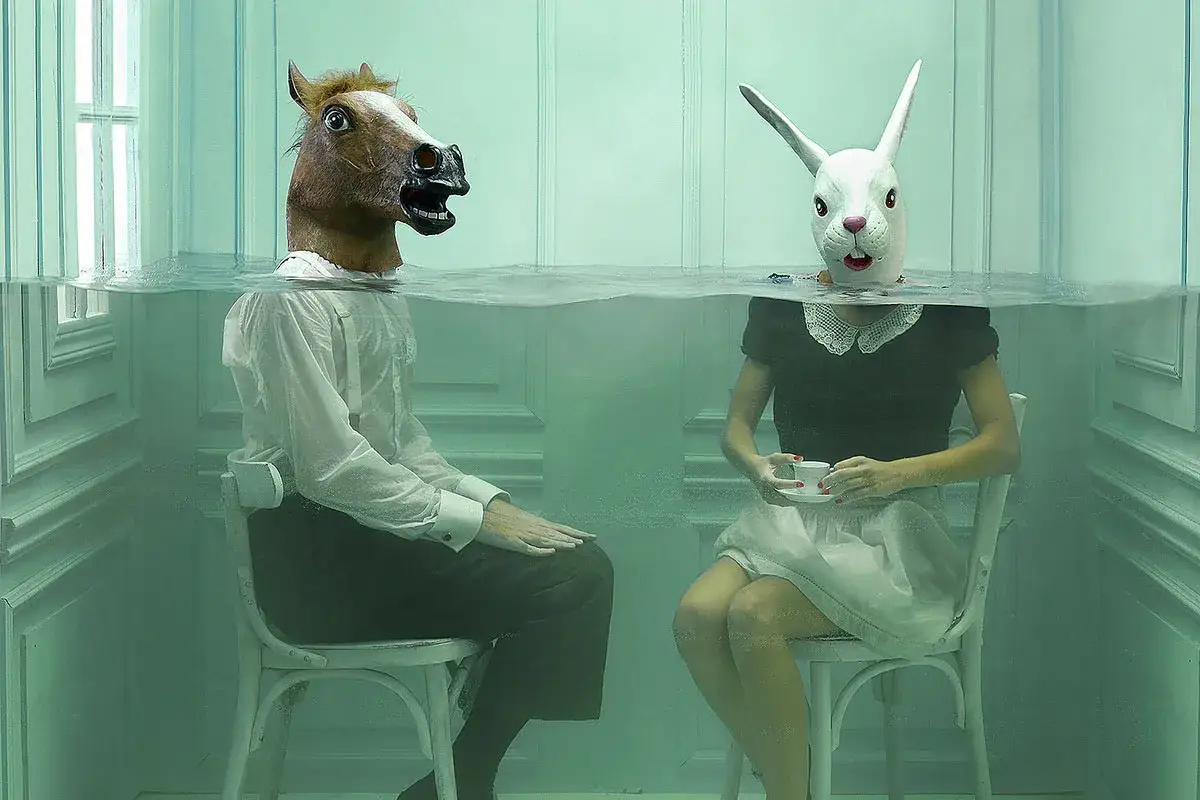 Surrealizm fotografia: koń i królik w ludzkich ubraniach siedzą przy herbacie pod wodą.