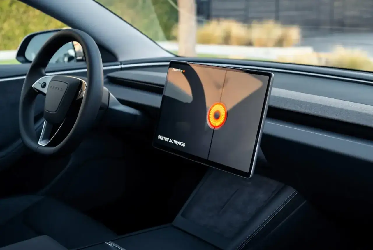Teslas mittsk&auml;rm visar 