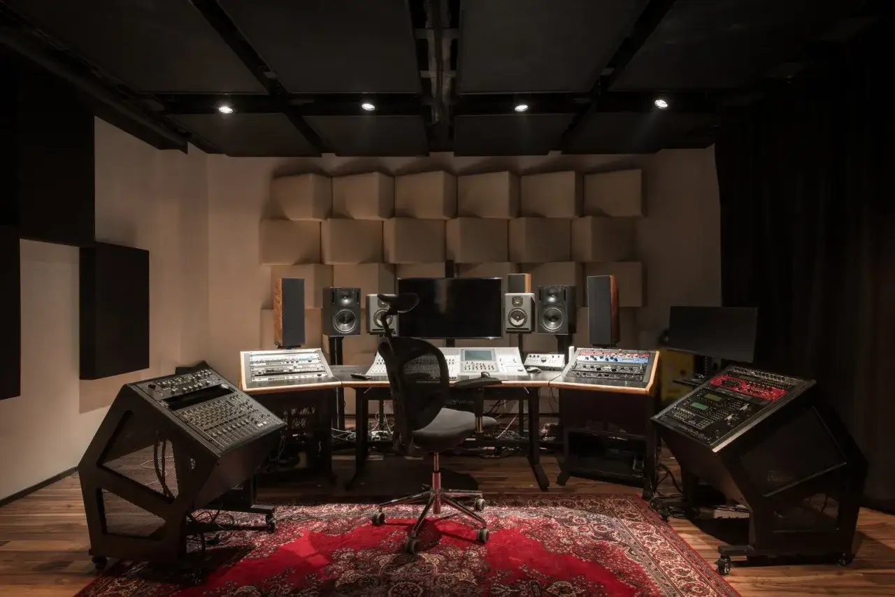 Profesjonalne studio nagraniowe z konsolą mikserską, monitorami studyjnymi i komputerem. Idealne miejsce do tworzenia muzyki i nagrywania każdego **click track**.