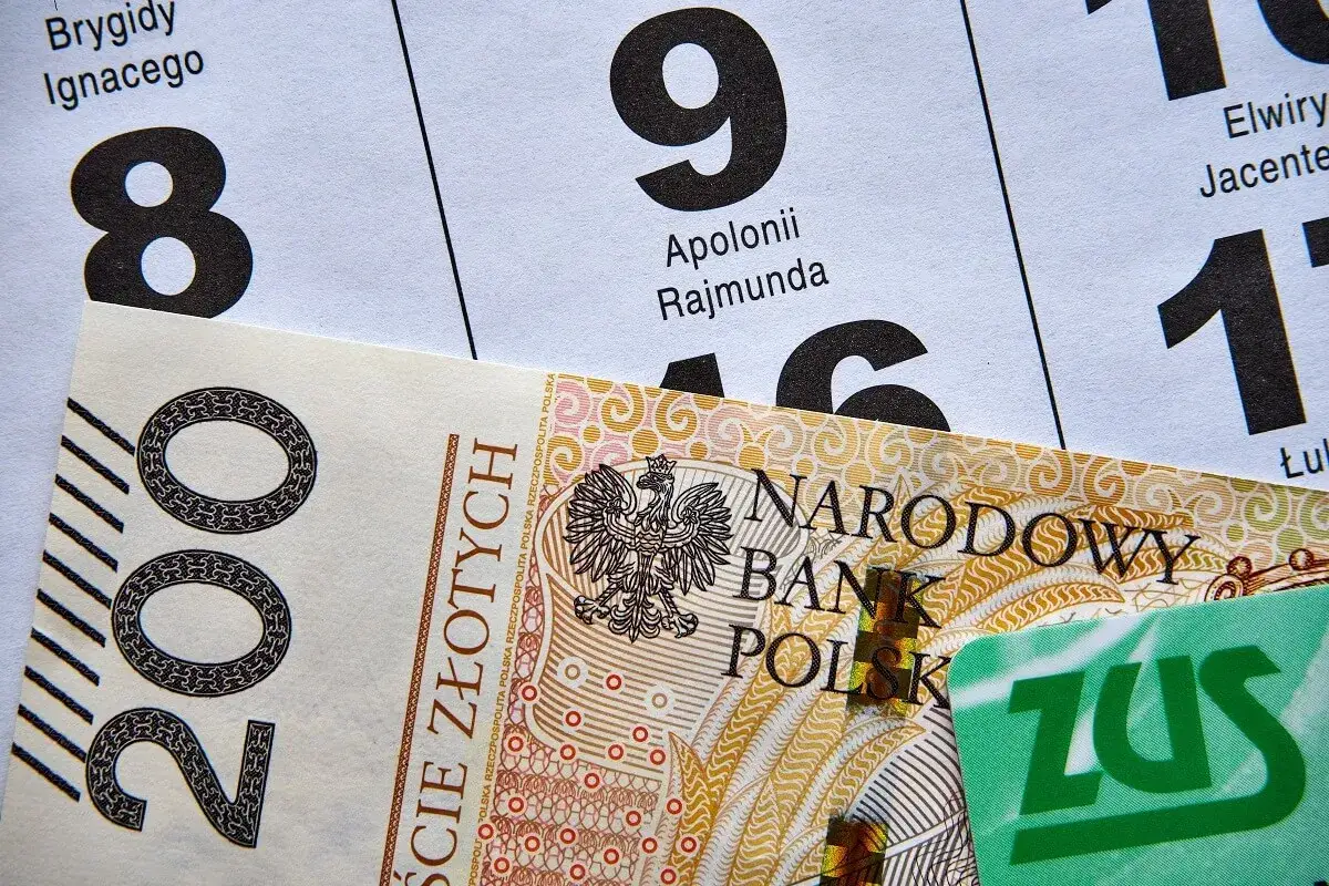Kalendarz z datami i nazwami, banknot 200 zł i zielona karta ZUS. Czy to zapowiedź trzynastej emerytury w 2026 roku?