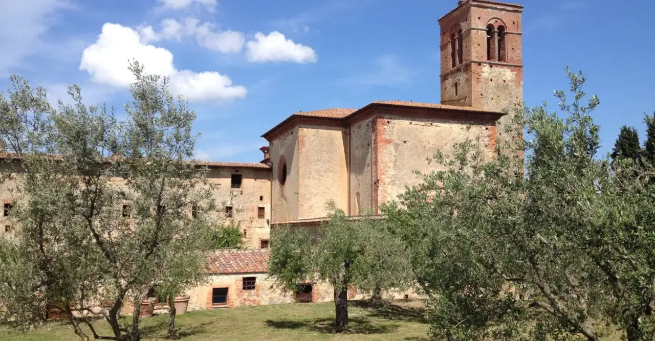 Antico complesso in Toscana, con torre campanaria e ulivi, dove &egrave; stato girato il paziente inglese.