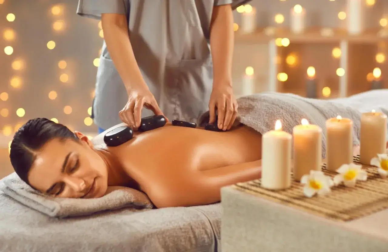 eleganckie spa, kobieta w szlafroku relaksująca się