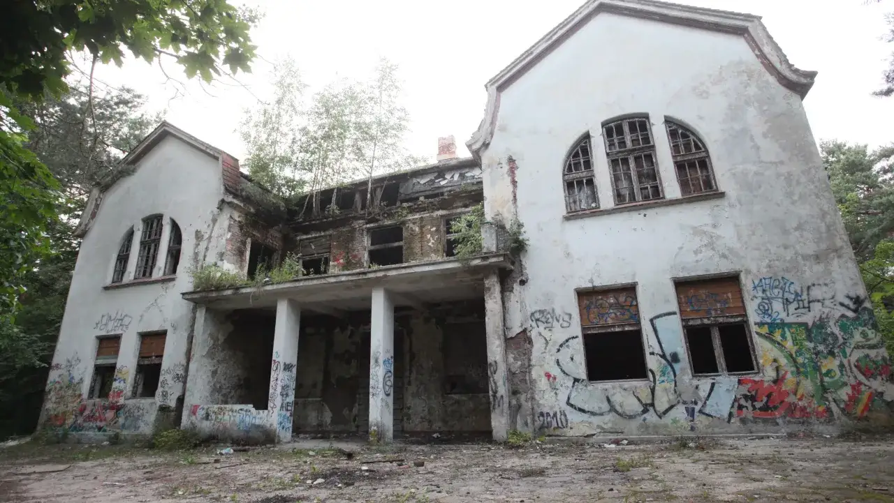Opuszczony budynek zniszczony przez czas i graffiti, zarośnięty przez naturę. Czy to najbardziej nawiedzone miejsce w Polsce?