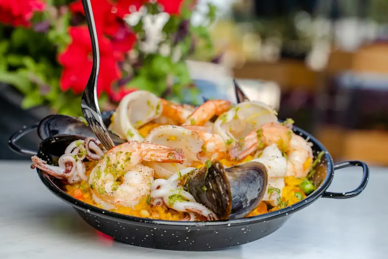 En stor portion paella med r&auml;kor, musslor och bl&auml;ckfisk. En h&auml;rlig spansk matupplevelse.