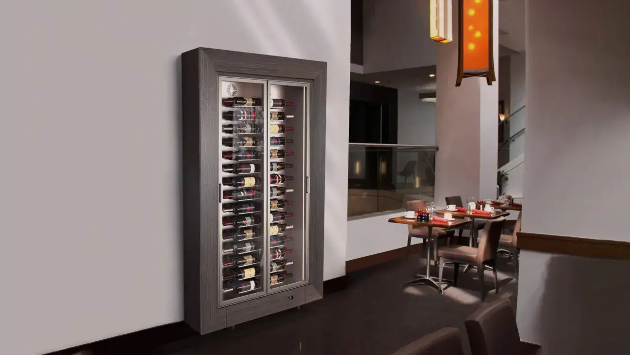 Cave à vin moderne remplie de bouteilles, idéale pour le vieillissement du vin. L'éclairage doux met en valeur la collection.