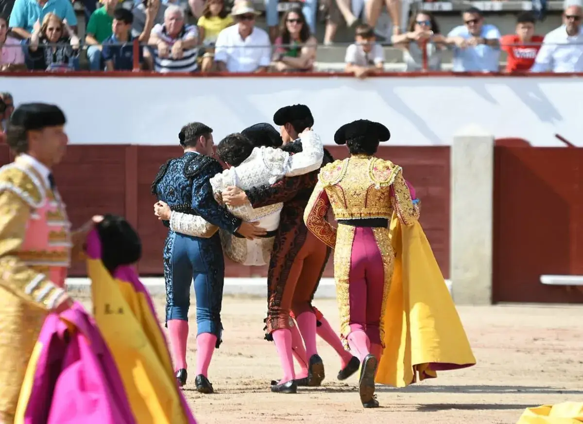 Toreros se abrazan en la arena. Juan del &Aacute;lamo, con su traje de luces, es felicitado por sus compa&ntilde;eros.