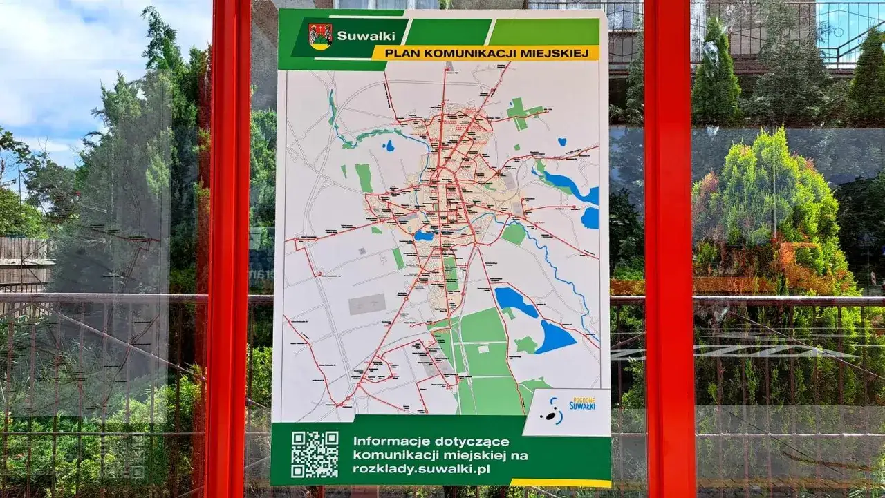 Plan komunikacji miejskiej Suwałki. Mapa z zaznaczonymi trasami autobusów i informacją o rozkładach.
