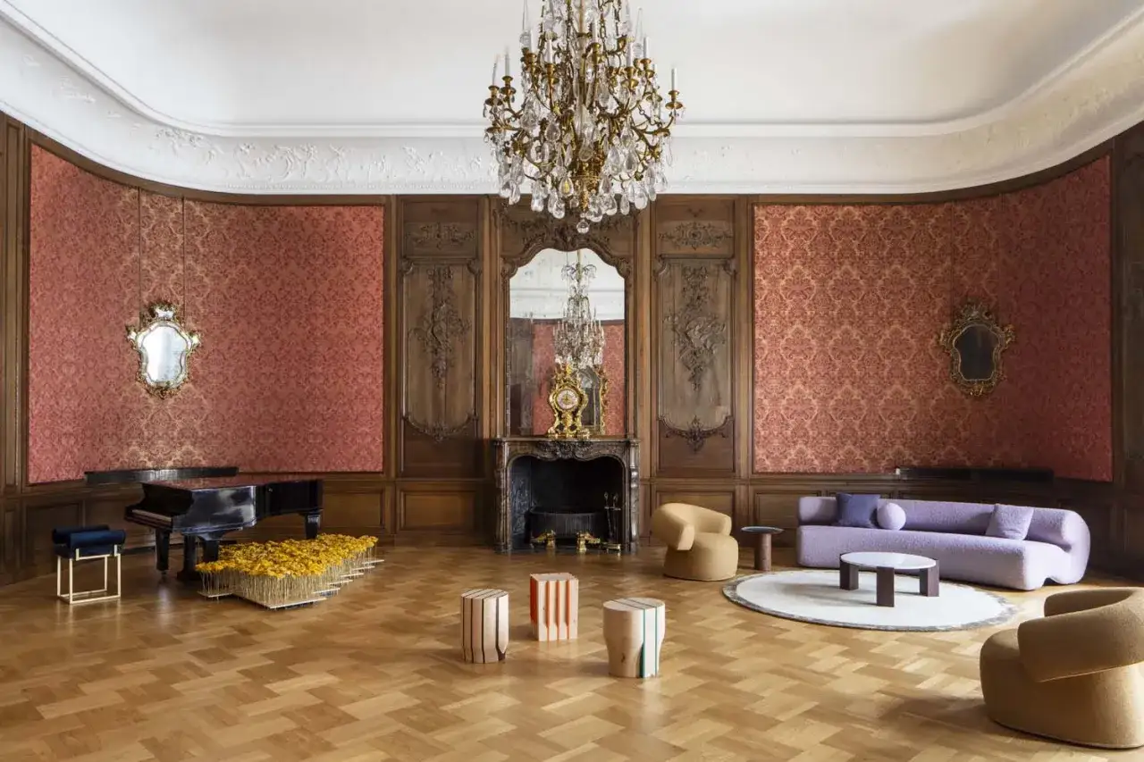Un salone elegante con pianoforte, divano viola e un'installazione floreale. Un'atmosfera da 
