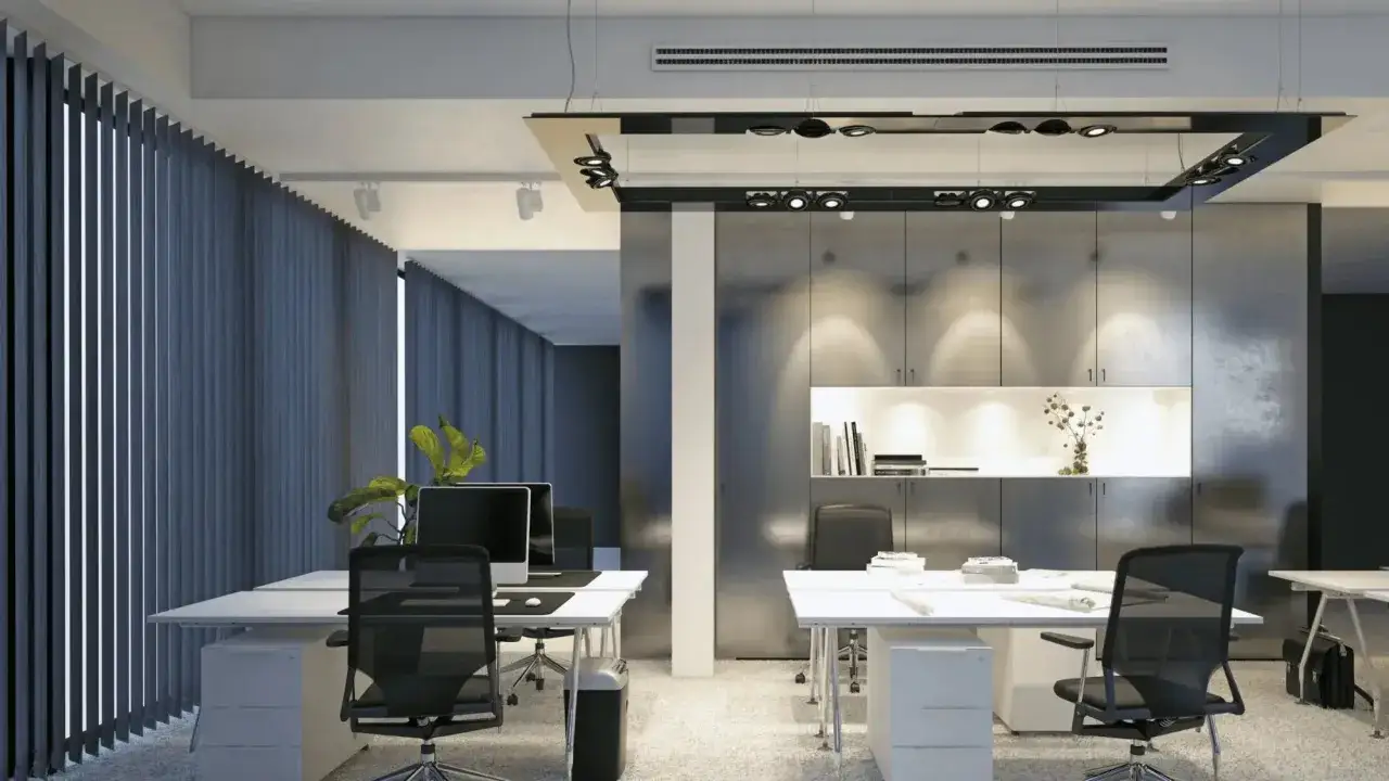 Bureau moderne avec postes de travail &eacute;pur&eacute;s, rideaux gris et &eacute;clairage soign&eacute;. L'indice de rendu des couleurs de ces lumi&egrave;res met en valeur les textures.