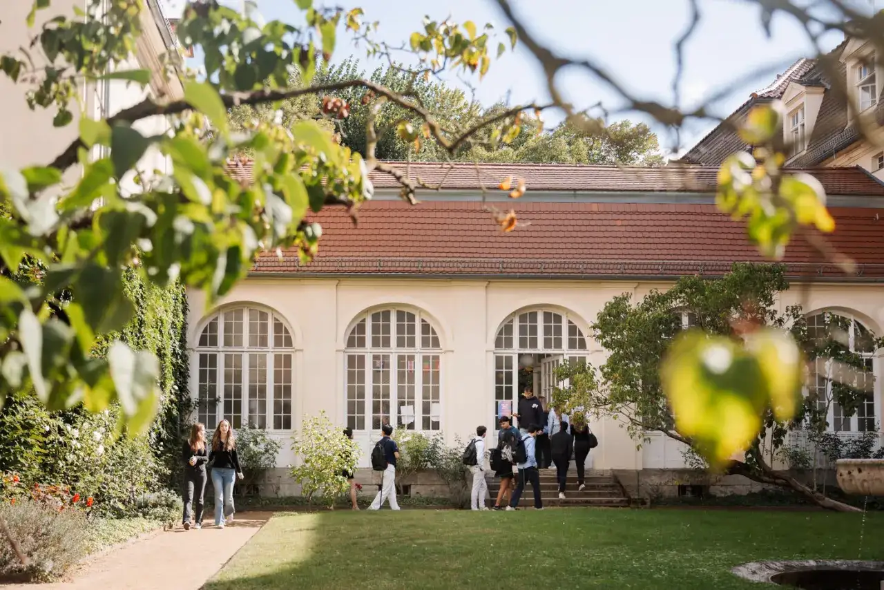 Studenten betreten das Gebäude der ESCP Business School Berlin.