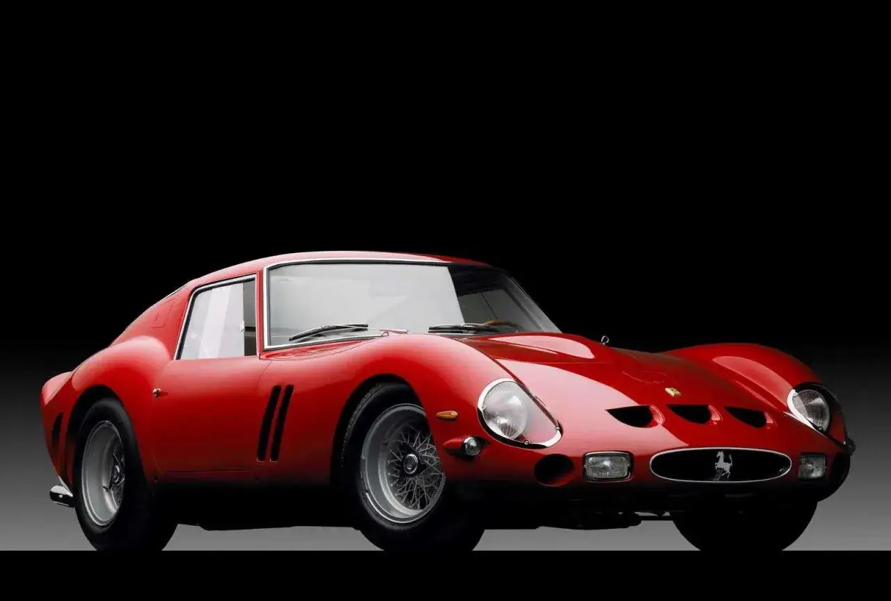 Klasyczny, czerwony włoski samoch&oacute;d sportowy Ferrari 250 GTO z lat 60. na czarnym tle.