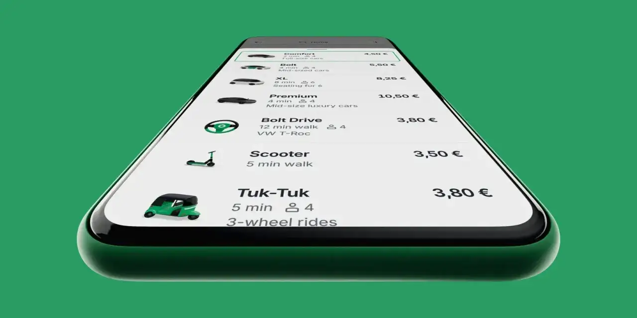 Ekran telefonu z aplikacją Bolt. Widoczne opcje przejazdów: Comfort, Bolt, XL, Premium, Bolt Drive, Scooter i Tuk-Tuk z cenami.