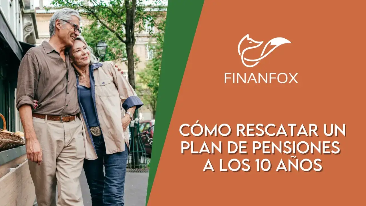 Pareja mayor sonriente pasea, con texto sobre cómo recuperar plan de pensiones nueva ley.