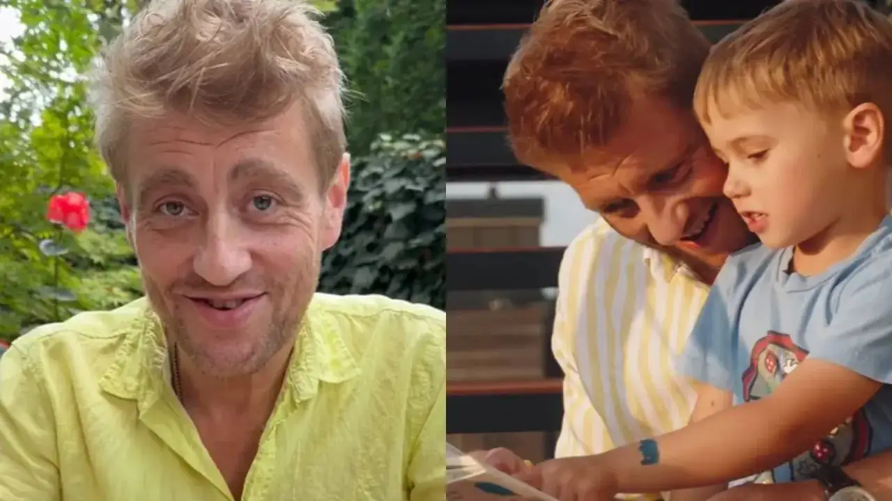 Tomasz Jakubiak z dziećmi, uśmiechnięty ojciec czytający książkę z synem.