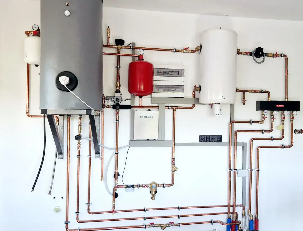 System grzewczy z dwoma zasobnikami, pompą ciepła i rozbudowaną instalacją miedzianą. Prawidłowy montaż pompy CO zapewnia efektywność.