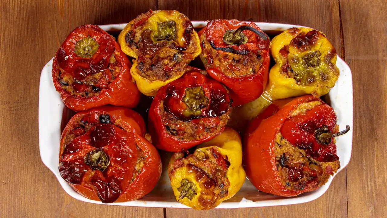 Peperoni al forno ripieni, cotti alla perfezione, con un ripieno saporito che fa venire l'acquolina in bocca.