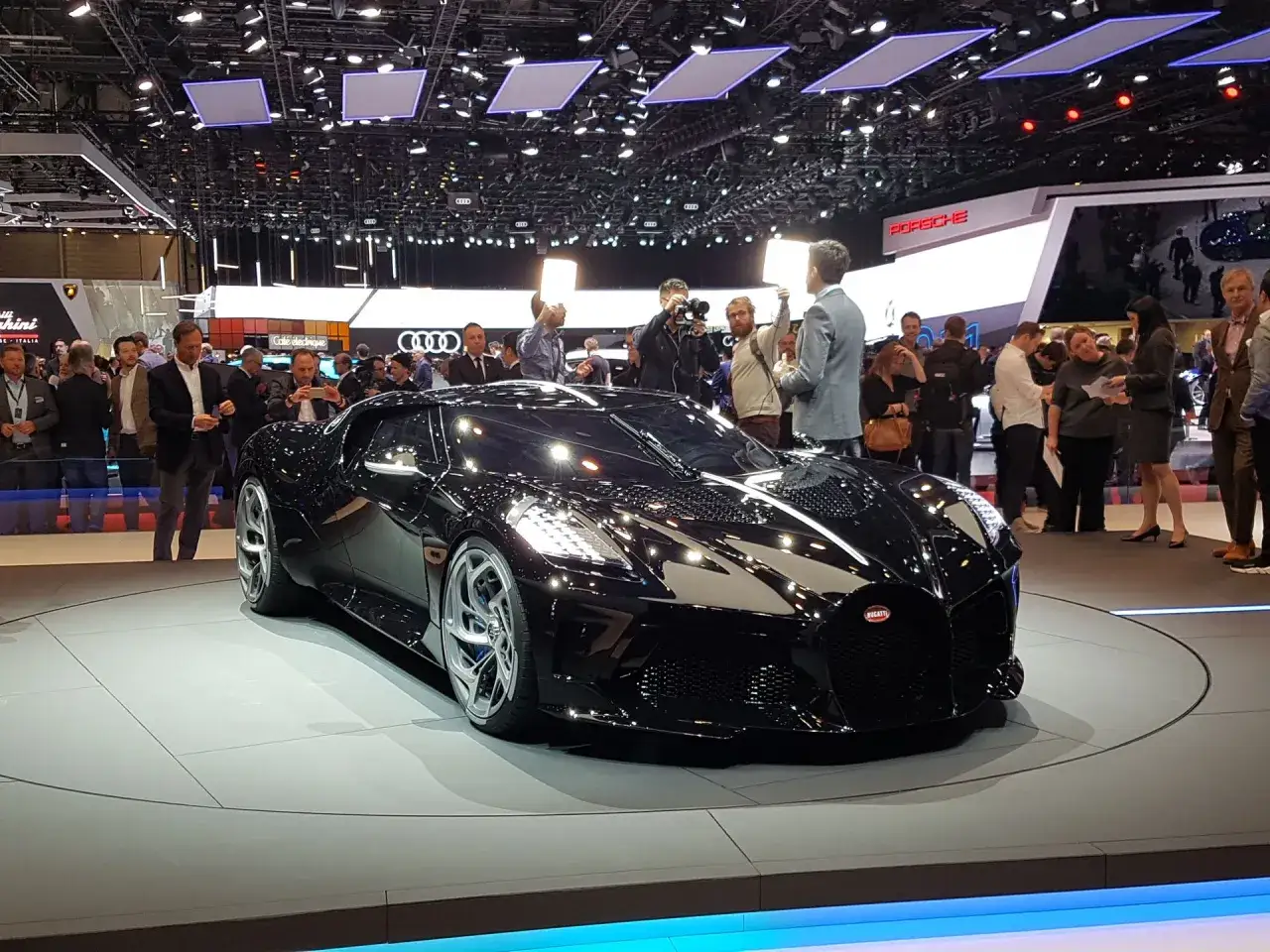 Czarny Bugatti La Voiture Noire, jeden z najdroższych samochodów świata, na targach motoryzacyjnych.