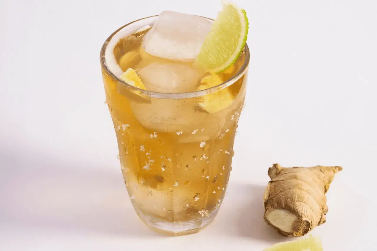 Orzeźwiające piwo gingers z lodem, plasterkiem limonki i kawałkami imbiru. Idealne na gorące dni.