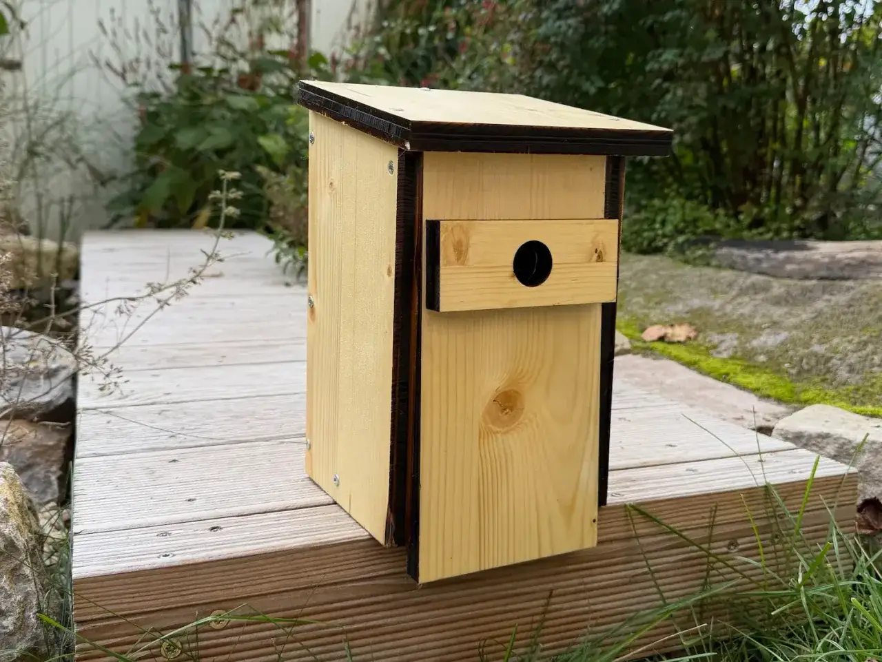Ein selbstgebauter Nistkasten aus Holz, bereit für gefiederte Bewohner.