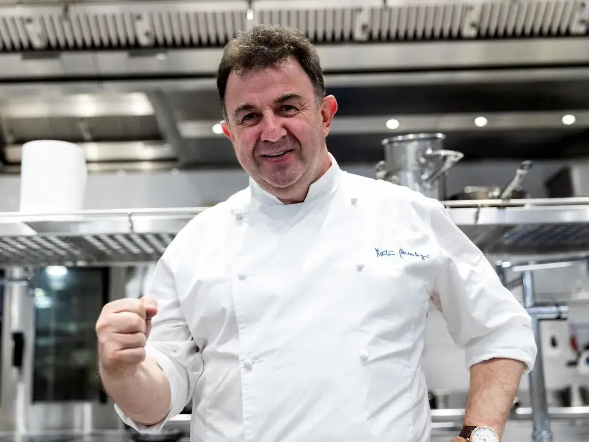 Chef Martín Berasategui, con su puño en alto, celebra cuántas estrellas Michelin tiene.