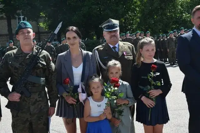 żołnierz z rodziną po przysiędze wojskowej