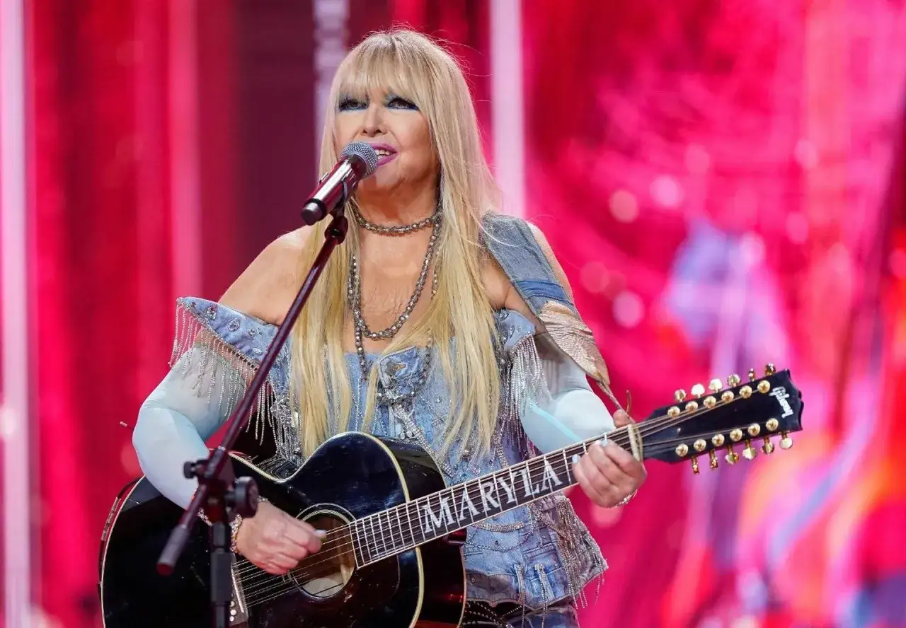 Maryla Rodowicz, ikona polskiej sceny, gra na gitarze. Jej wiek i wzrost nie mają znaczenia, gdy tworzy muzykę.