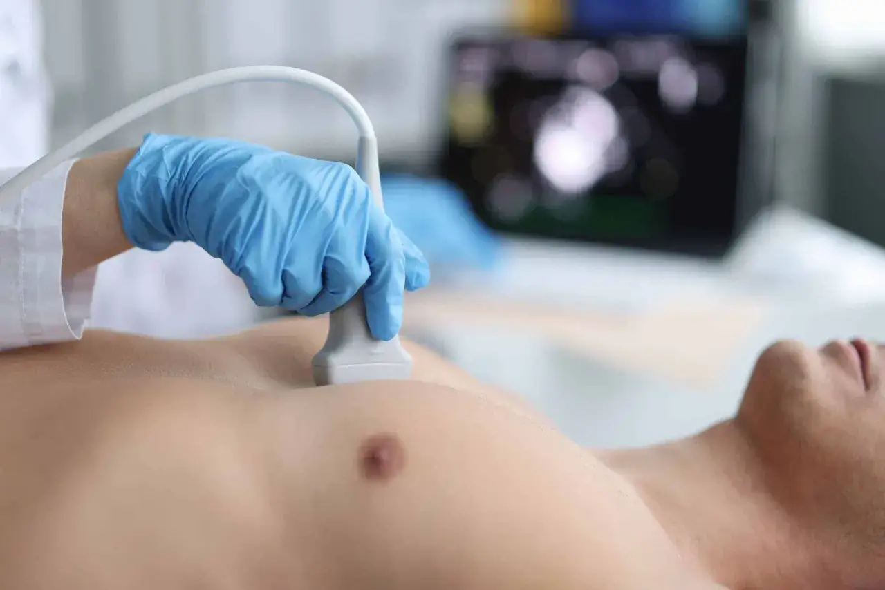 Badanie USG klatki piersiowej mężczyzny, które może pomóc zdiagnozować ginekomastię.
