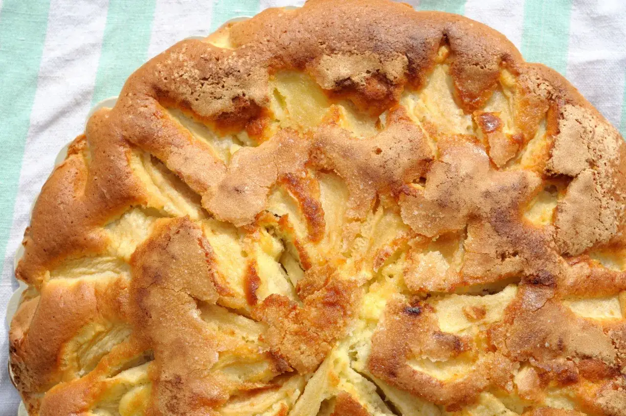 Saftiger apfelkuchen ohne mehl, mit goldbrauner Kruste und sichtbaren Apfelstücken. Perfekt für eine leichte Leckerei.