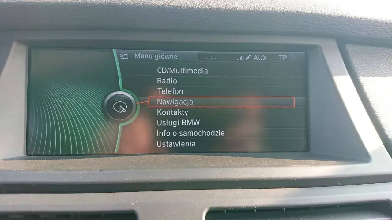 uszkodzony system multimedialny samochód