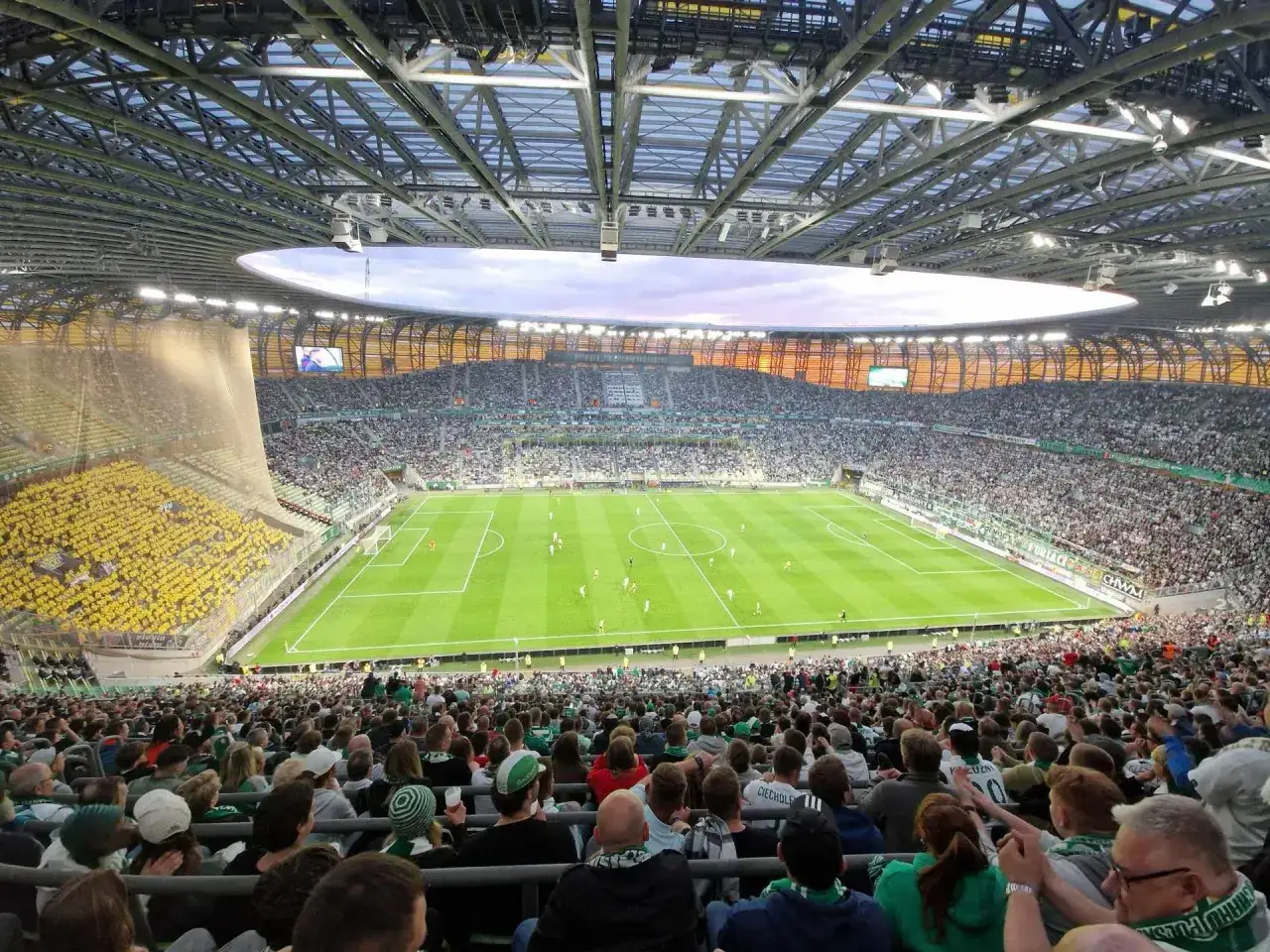 Ekstraklasa, polska liga piłkarska, stadion, kibice, akcja meczowa