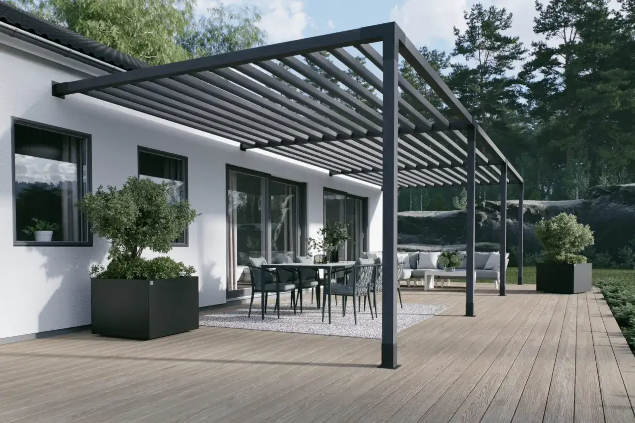 Modern pergola med sittgrupp och matplats på altanen. Perfekt pergola inspiration för ditt utomhusliv.