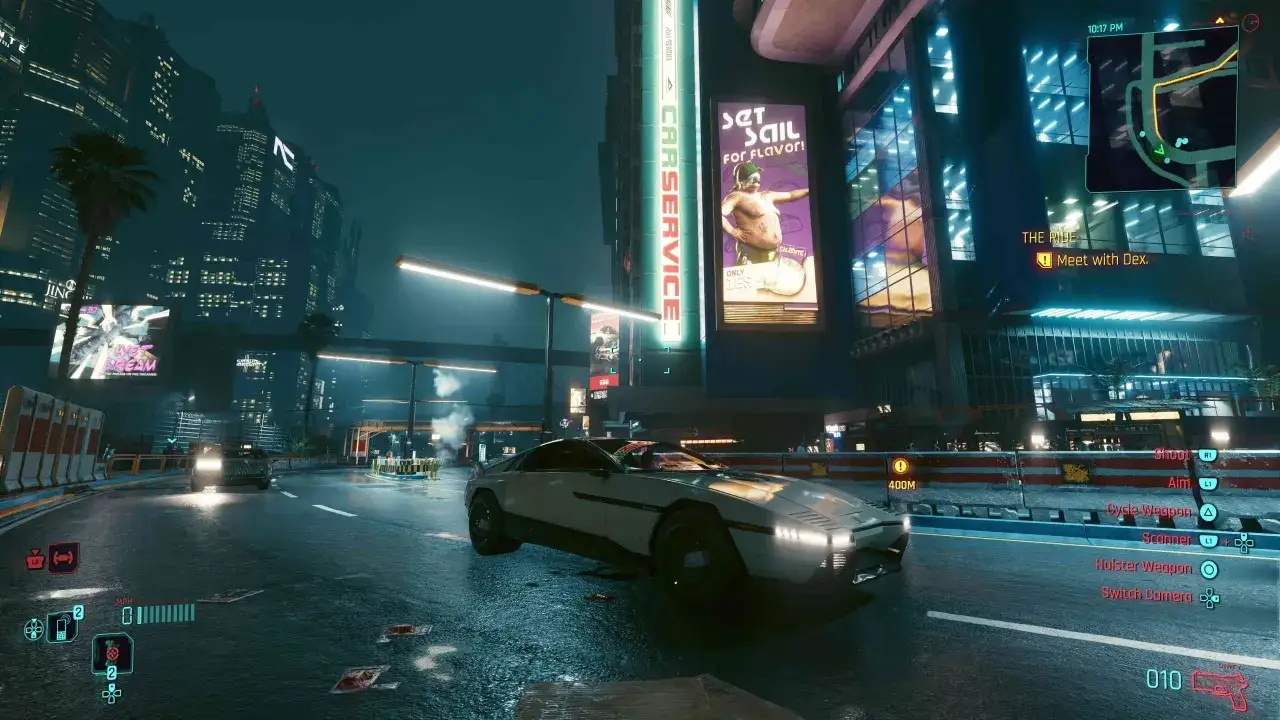 Night City po aktualizacji Cyberpunk 2077. Deszczowa noc, neonowe reklamy i futurystyczny samoch&oacute;d na ulicy.