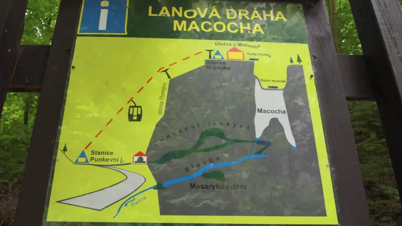 Mapa kolejki linowej Macocha. Informacje o tym, jak dojechać do jaskini Macochy, w tym trasa kolejki, jaskinie i rzeka Punkva.