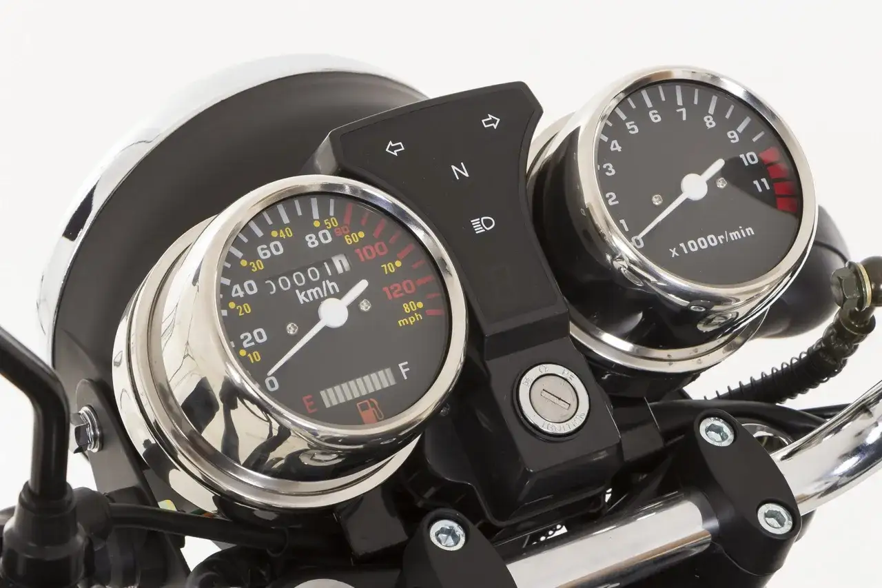 Przebieg motocykla widoczny na liczniku: 00001 km. Obok prędkościomierz i obrotomierz.