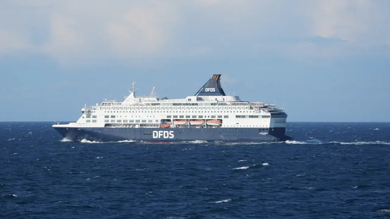 Duży prom DFDS płynie po wzburzonym morzu, łącząc Norwegię z Danią.