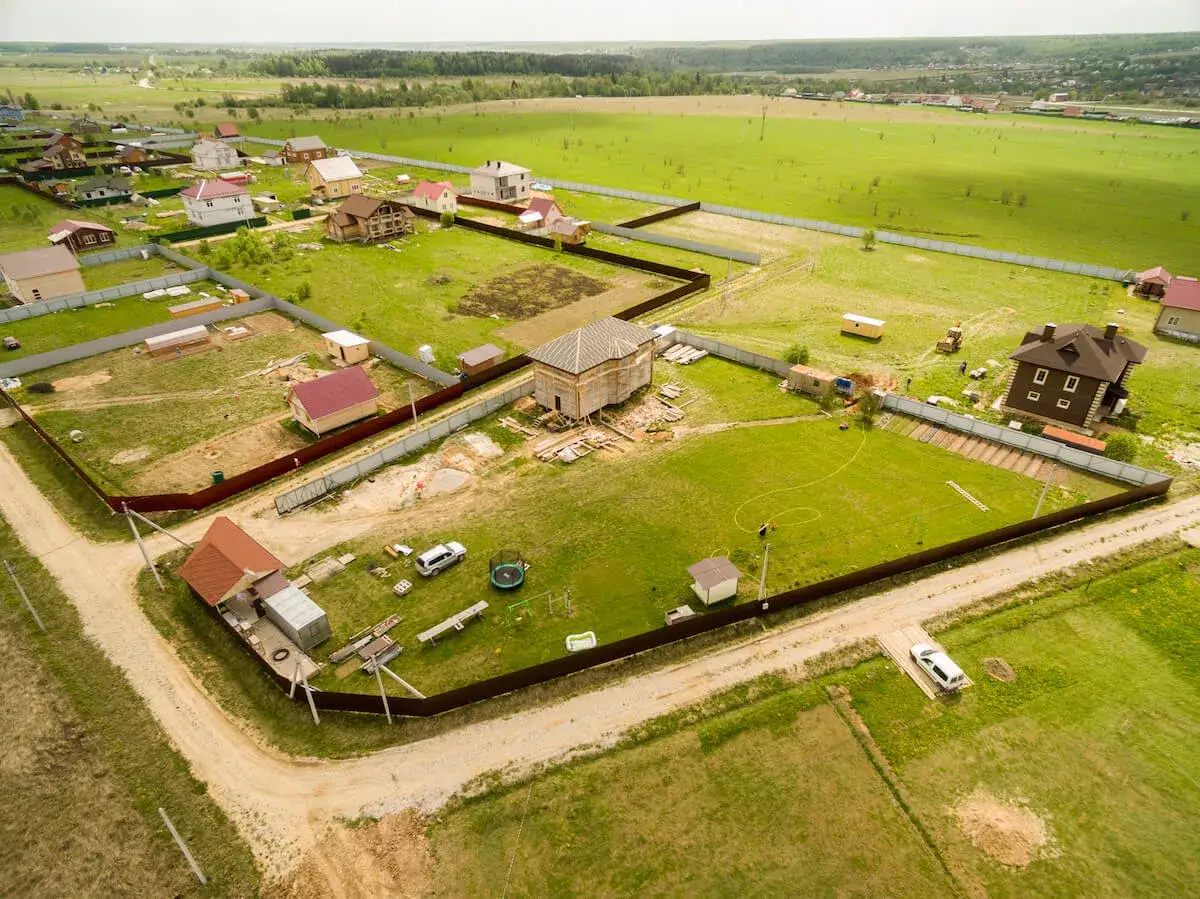Widok z lotu ptaka na osiedle domów w budowie. Na jednym z podwórek sąsiad przejeżdża przez moją działkę, by dotrzeć do swojego domu.