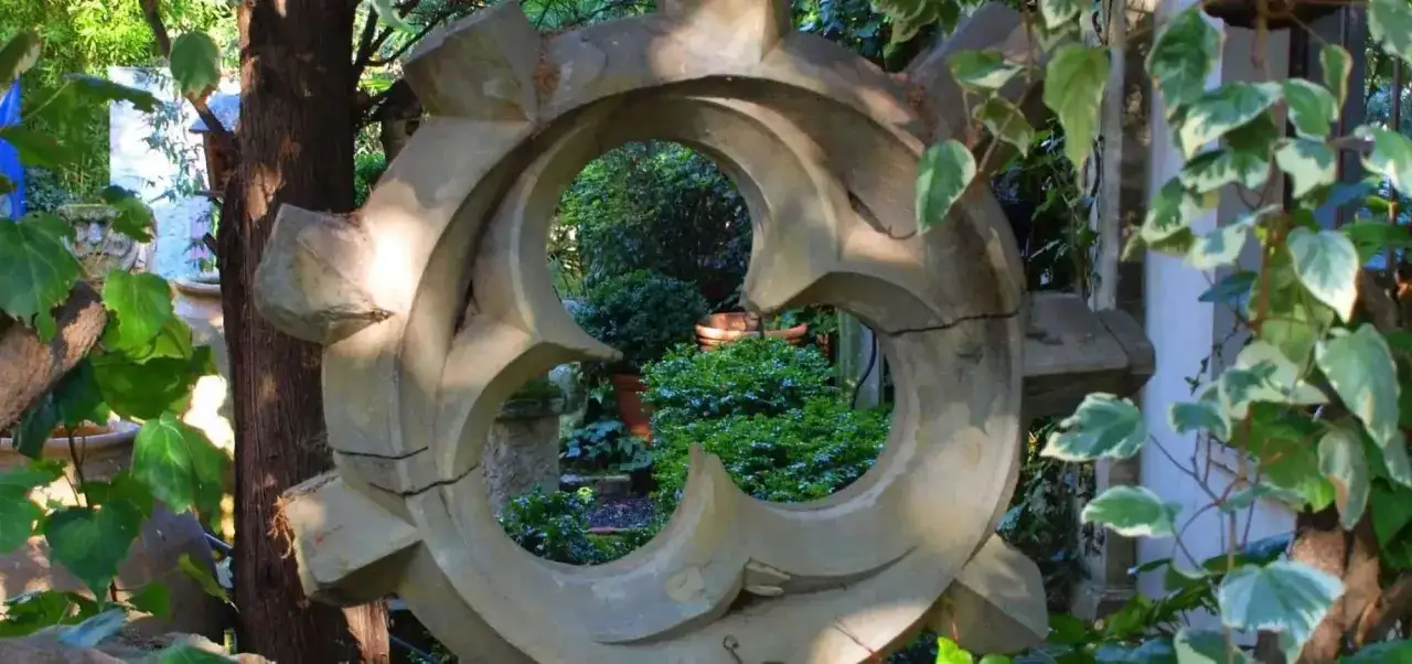Un portail ornemental en pierre, comme une fen&ecirc;tre sur le jardin luxuriant du **h&ocirc;tel d'Agar**, invite &agrave; la d&eacute;couverte.