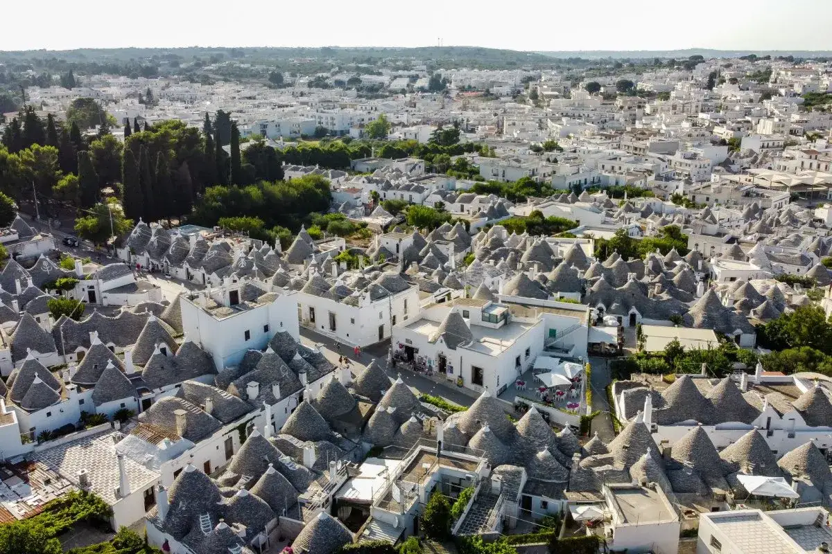 Vista aerea di Alberobello, con i suoi iconici trulli. Un luogo magico da esplorare, perfetto per scoprire cosa vedere vicino Alberobello.
